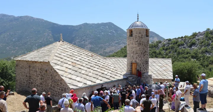 U prisustvu nekoliko stotina vjernika, u Kotezima kod Trebinja danas je svečano otvorena obnovljena džamija, koja će uz ime osnivača Muje Kotezlije, od sada nositi i naziv Hafizova džamija, prema želji novih vakifa – hafiza prof. dr. Farisa Gavrankapetanovića i njegove supruge dr. Alme Gavrankapetanović./