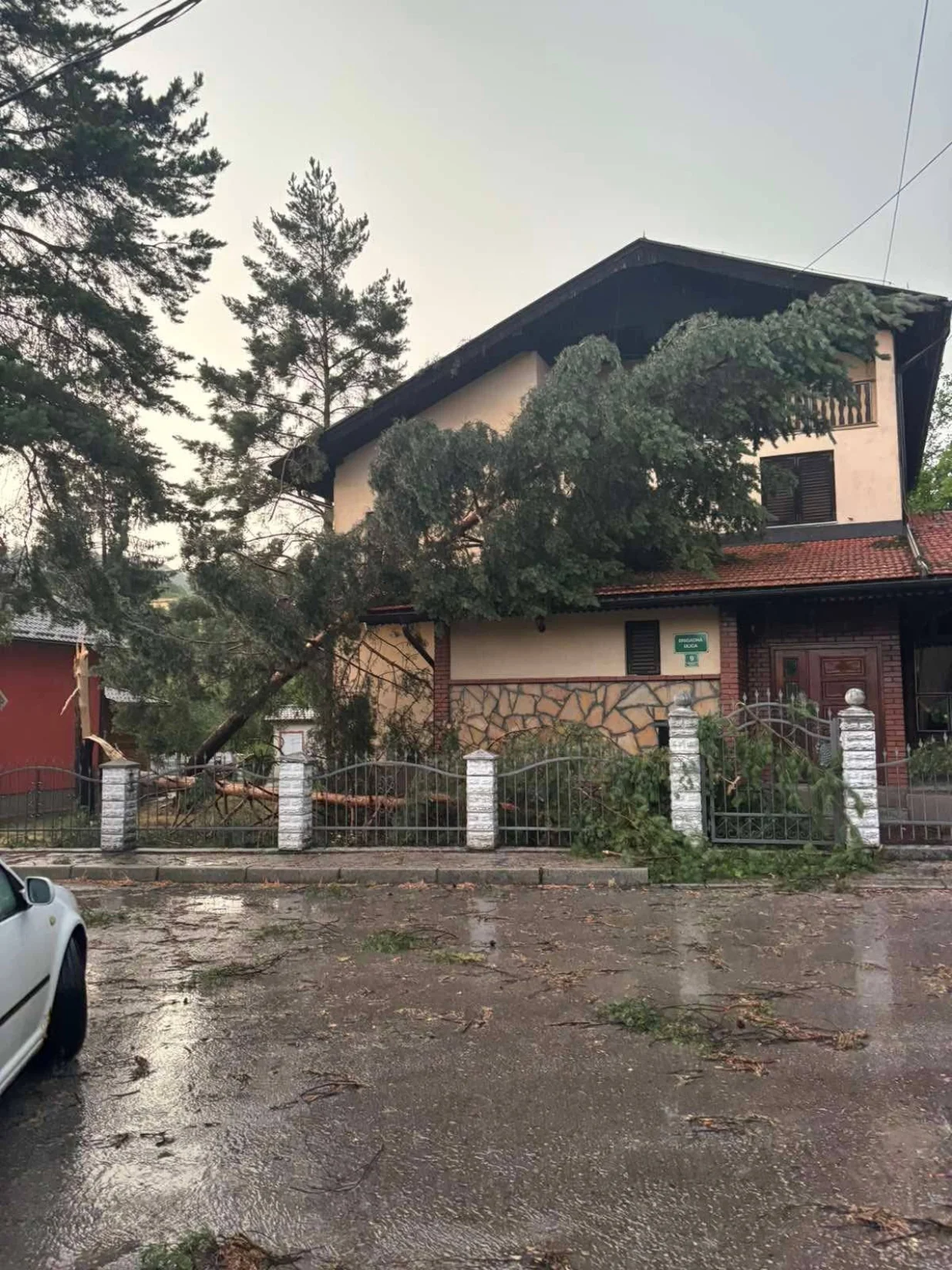 Tamni oblaci nad BiH: Jak vjetar i grmljavina pogodili Brezu, BH Meteo objavio fotografijeFOTO: Facebook/Nevrijeme u Brezi (@Crna Hronika BiH/Breza info - informativne portal)/