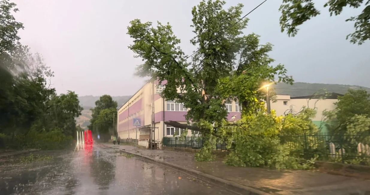 Tamni oblaci nad BiH: Jak vjetar i grmljavina pogodili Brezu, BH Meteo objavio fotografijeFOTO: Facebook/Nevrijeme u Brezi (@Crna Hronika BiH/Breza info - informativne portal)/