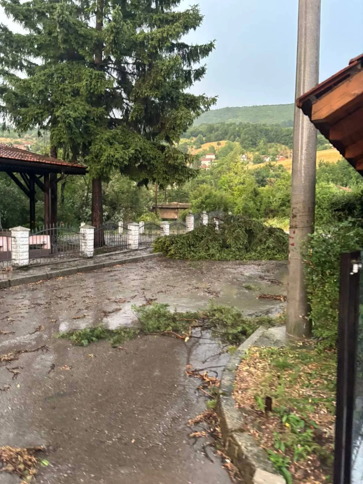 Tamni oblaci nad BiH: Jak vjetar i grmljavina pogodili Brezu, BH Meteo objavio fotografijeFOTO: Facebook/Nevrijeme u Brezi (@Crna Hronika BiH/Breza info - informativne portal)/