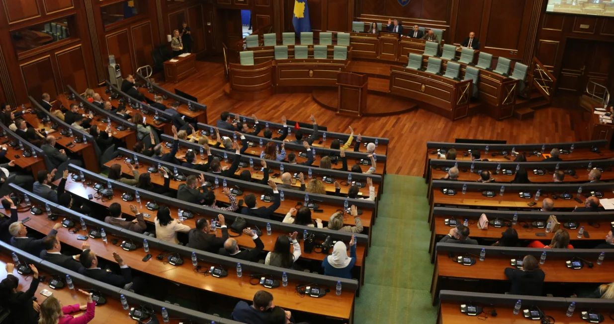 PRIŠTINA (AA) – Ni devetnaesti pokušaj da se konstituiše deveti saziv Skupštine Kosova nije uspio, jer ni danas nije postignut dogovor o formiranju komisije za tajno glasanje za predsjednika parlamenta.Većina parlamentarnih grupa u Skupštini Kosova nije podržala stvaranje ad-hoc komisije za tajno glasanje za poziciju predsjednika parlamenta, tako što nisu predložili svog člana (poslanika) za ovu komisiju, kojeg je predložila najveća stranka, Pokret Samoopredjeljenje. (Erkin Keçi - Anadolu Agency)/