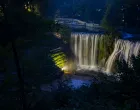 Vodopad u Jajcu, jedan od najljepših prirodnih simbola Bosne i Hercegovine, tokom noći pruža posebno očaravajući prizor zahvaljujući reflektorskom osvjetljenju koje ističe njegovu monumentalnu ljepotu/Denis Zuberi
