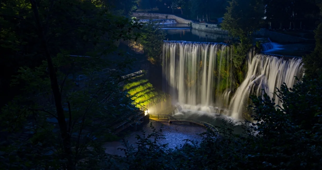 Vodopad u Jajcu, jedan od najljepših prirodnih simbola Bosne i Hercegovine, tokom noći pruža posebno očaravajući prizor zahvaljujući reflektorskom osvjetljenju koje ističe njegovu monumentalnu ljepotu/Denis Zuberi
