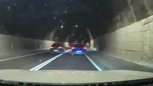 Tunel između Mostara i Jablanice - Vozač Passata preticao u tunelu i udario drugi automobil. Nakon toga pobjegao sa lica mjesta/Screenshot