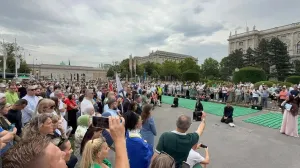 Kulturno-umjetnički performans pod nazivom "Cvijet istine i nade" u Beču (Austrija), povodom 30. godišnjice genocida u Srebrenici//