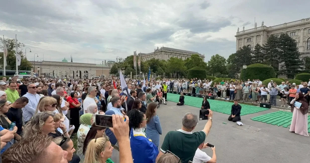Kulturno-umjetnički performans pod nazivom "Cvijet istine i nade" u Beču (Austrija), povodom 30. godišnjice genocida u Srebrenici//