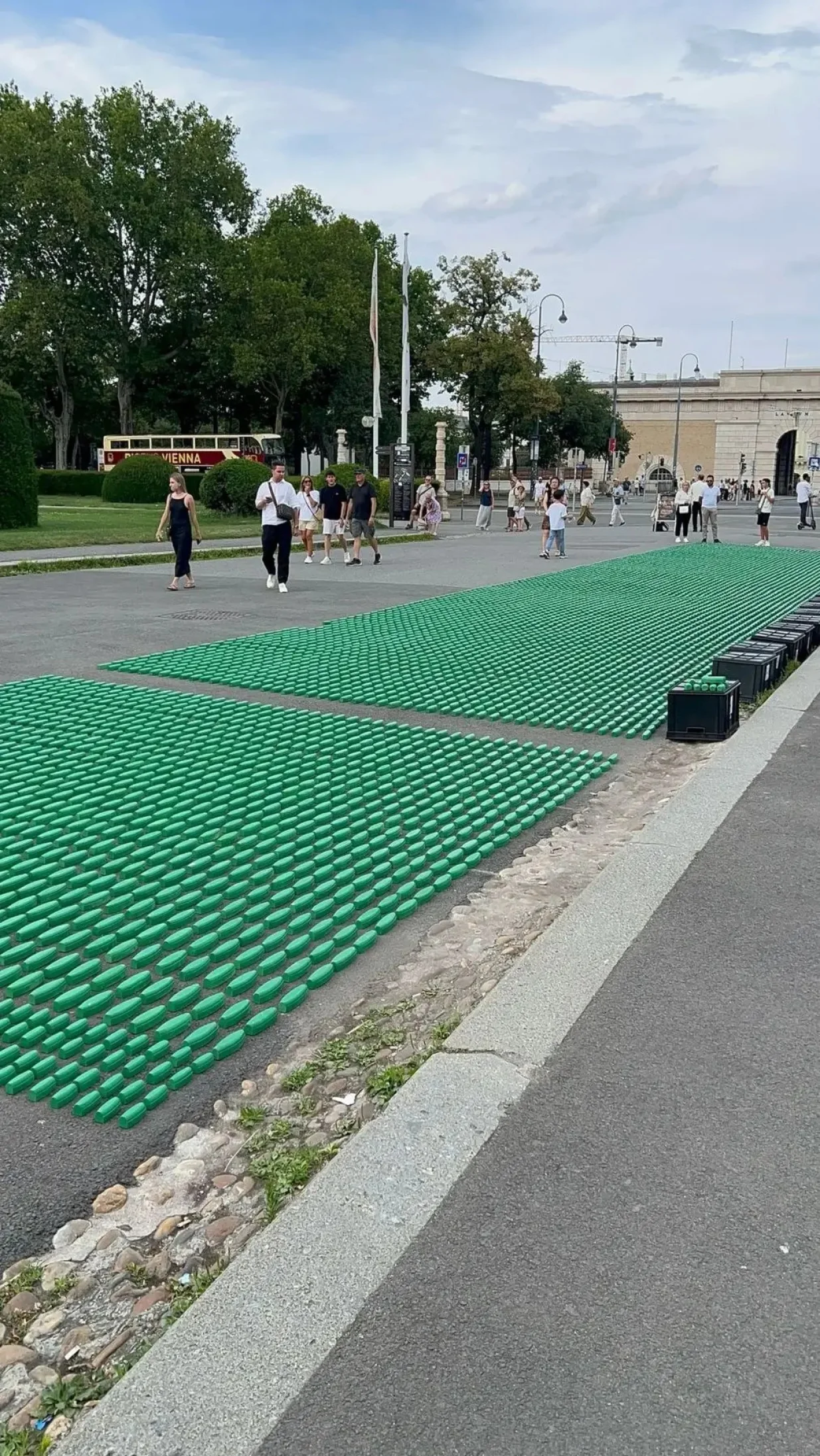 Kulturno-umjetnički performans pod nazivom "Cvijet istine i nade" u Beču (Austrija), povodom 30. godišnjice genocida u Srebrenici//