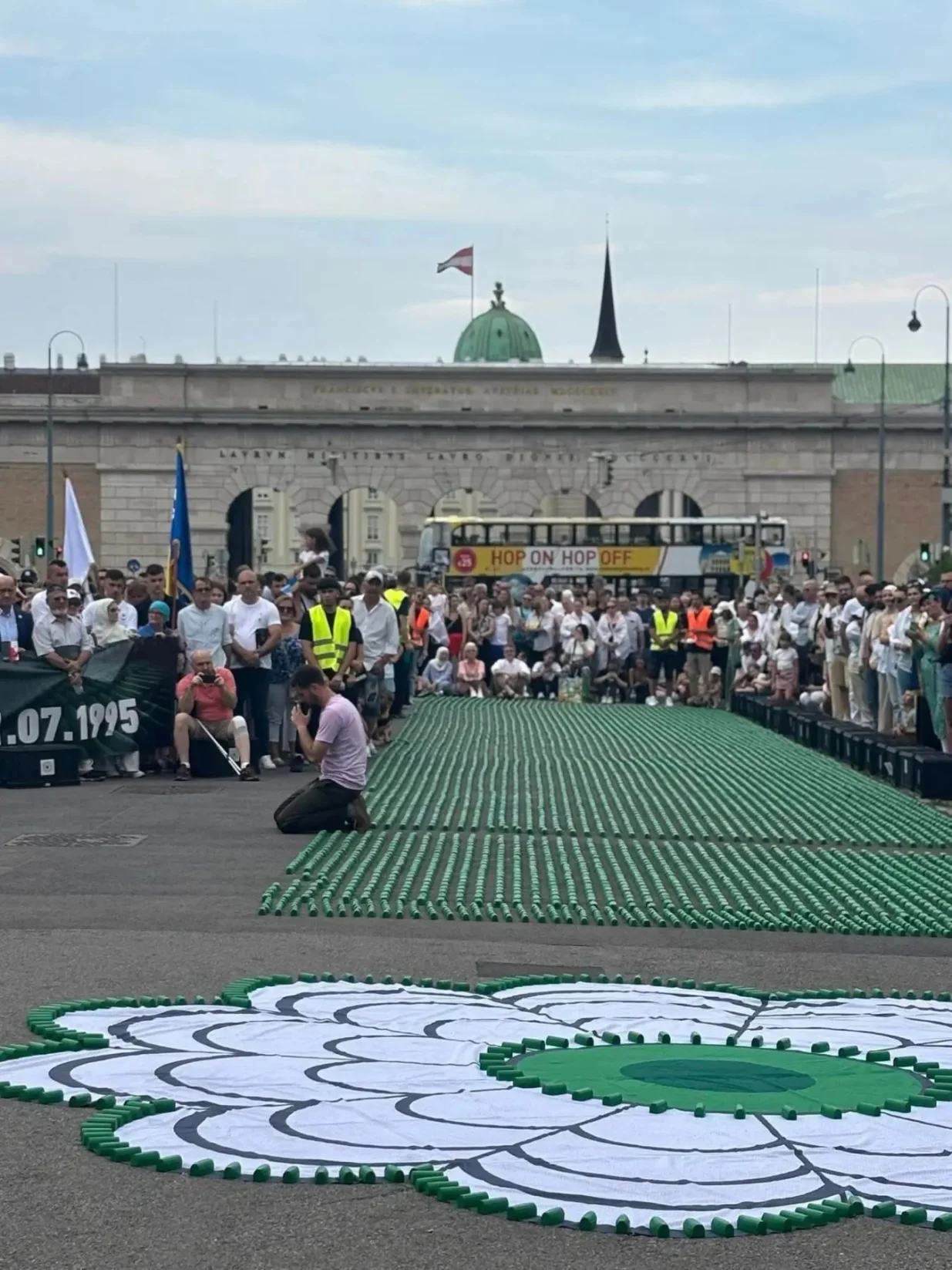 Kulturno-umjetnički performans pod nazivom "Cvijet istine i nade" u Beču (Austrija), povodom 30. godišnjice genocida u Srebrenici//