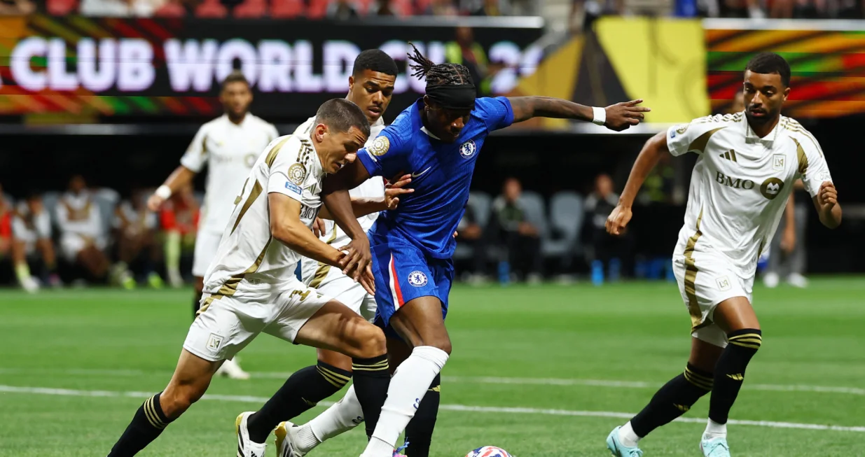 Soccer Football - FIFA Club World Cup - Group D - Chelsea v Los Angeles FC - Mercedes-Benz Stadium, Atlanta, Georgia, U.S. - June 16, 2025 Chelsea's Noni Madueke in action with Los Angeles FC's Sergi Palencia, Igor Jesus and Timothy Tillman REUTERS/Kai Pfaffenbach