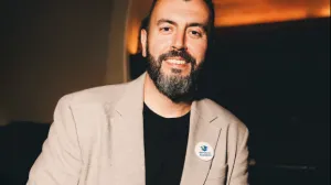 Doktor Edhem Čustović, Tuzlak koji živi u Melbournu u Australiji i predaje na renomiranom La Trobe univerzitetu, preko društvenih mreža neumorno promoviše uspješne Bosance i Hercegovce širom svijeta/