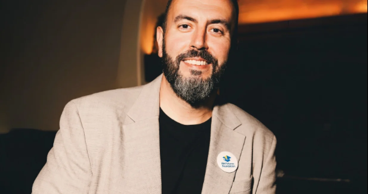 Doktor Edhem Čustović, Tuzlak koji živi u Melbournu u Australiji i predaje na renomiranom La Trobe univerzitetu, preko društvenih mreža neumorno promoviše uspješne Bosance i Hercegovce širom svijeta/