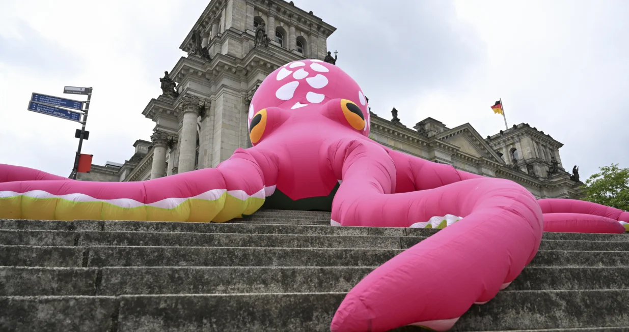 BERLIN, NJEMAДЊKA - 7. JULI 2025.Aktivisti Greenpeacea postavili su u ponedjeljak ispred njemaДЌkog parlamenta Bundestaga masivni model hobotnice dug desetak metara, zahtijevajuД‡i trenutno zaustavljanje planova za dubokomorsko rudarenje.Na demonstracijama je uДЌestvovalo desetak aktivista koji su nosili transparente na kojima je pisalo вЂњProglasite moratorij - zaustavite dubokomorsko rudarenjeвЂњ i вЂњZaЕЎtitite duboko moreвЂњ.Demonstracije su se poklopile s poДЌetkom godiЕЎnje skupЕЎtine MeД'unarodnog tijela za morsko dno (ISA) na Jamajci, gdje Д‡e 170 drЕѕava ДЌlanica pregovarati o propisima za rudarenje u meД'unarodnim vodama. (Halil SaДџД±rkaya - Anadolu Agency)/