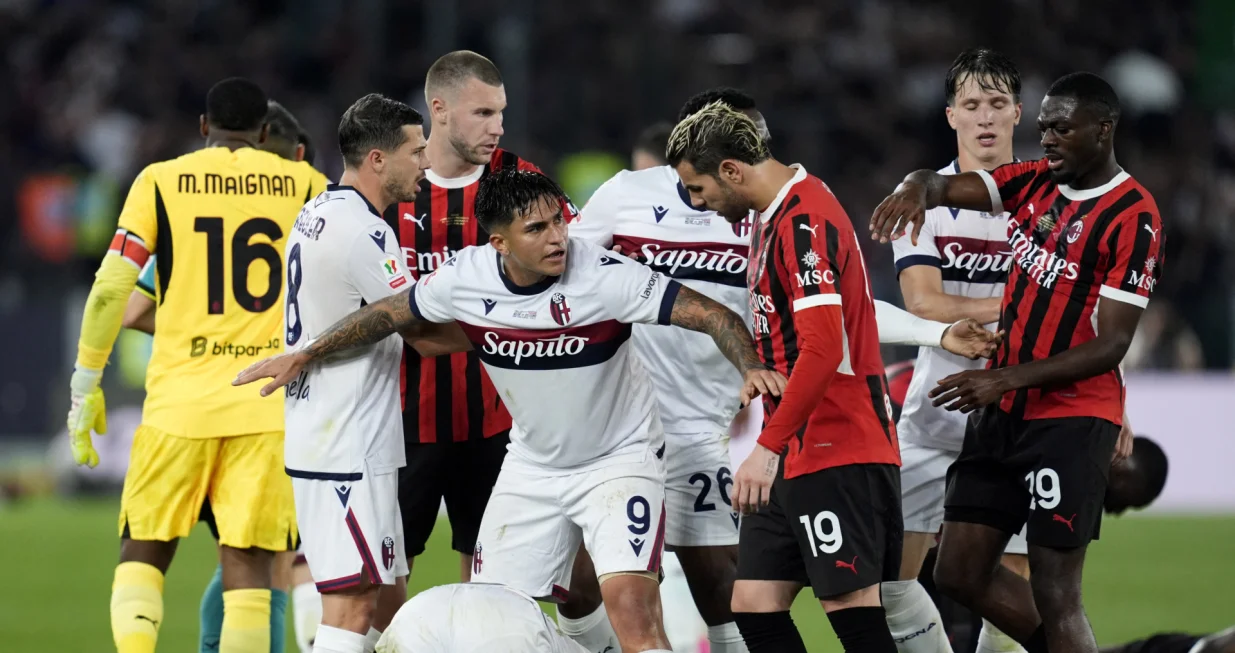 Soccer Football - Coppa Italia - Final - AC Milan v Bologna - Stadio Olimpico, Rome, Italy - May 14, 2025 Bologna's Santiago Castro remonstrates with AC Milan's Theo Hernandez as Bologna's Emil Holm reacts on the ground REUTERS/Matteo Ciambelli
