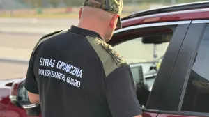 SWIECKO, POLJSKA - 7. JULI: Poljski granični policajac provjerava vozilo na graničnom prijelazu Swiecko 7. jula 2025. godine, dok Poljska ponovo uvodi privremene kontrole duž svojih granica s Njemačkom i Litvanijom. Mjera od 30 dana uključuje kontinuirane i nasumične inspekcije na odabranim ulaznim tačkama. (Polish Border Patrol - Anadolu Agency)/