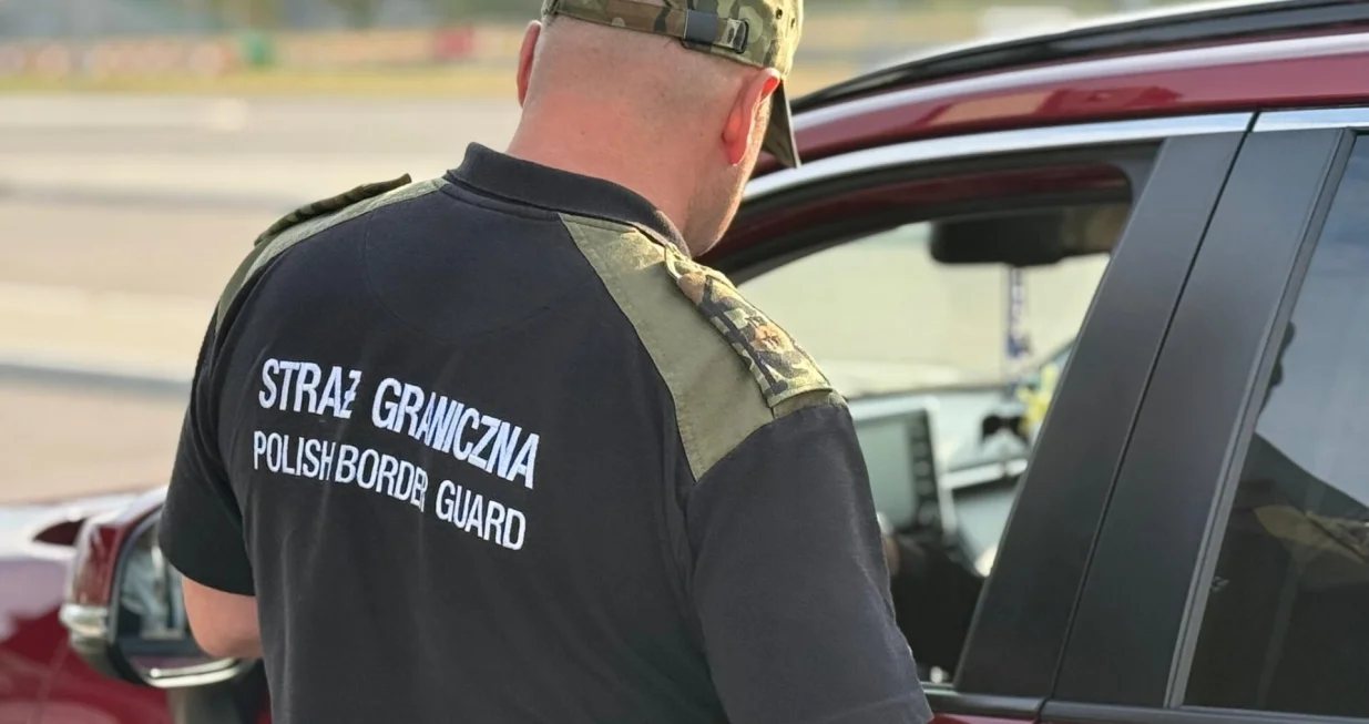 SWIECKO, POLJSKA - 7. JULI: Poljski granični policajac provjerava vozilo na graničnom prijelazu Swiecko 7. jula 2025. godine, dok Poljska ponovo uvodi privremene kontrole duž svojih granica s Njemačkom i Litvanijom. Mjera od 30 dana uključuje kontinuirane i nasumične inspekcije na odabranim ulaznim tačkama. (Polish Border Patrol - Anadolu Agency)/