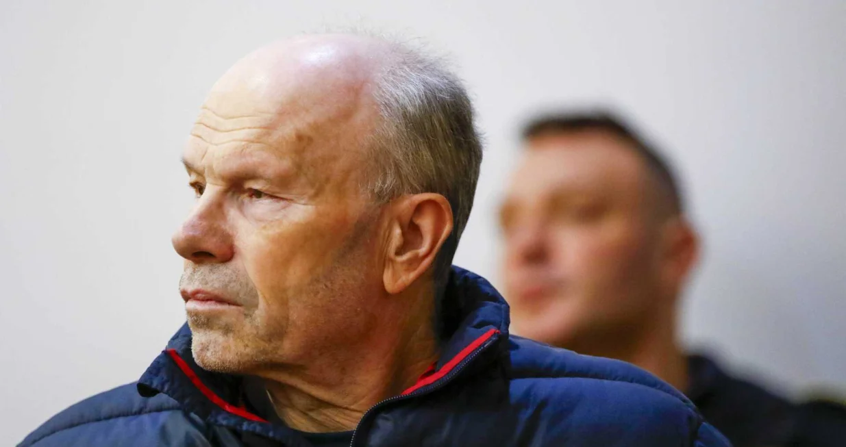 Latif Jašarević; Čitanjem optužnice danas je u Kantonalnom sudu u Sarajevu počelo suđenje Gorana Ravliću, Leđibi Ravlić i Latifu Jašareviću, psihički i fizički zlostavljali Goranovu suprugu Nerminu/Damir Deljo