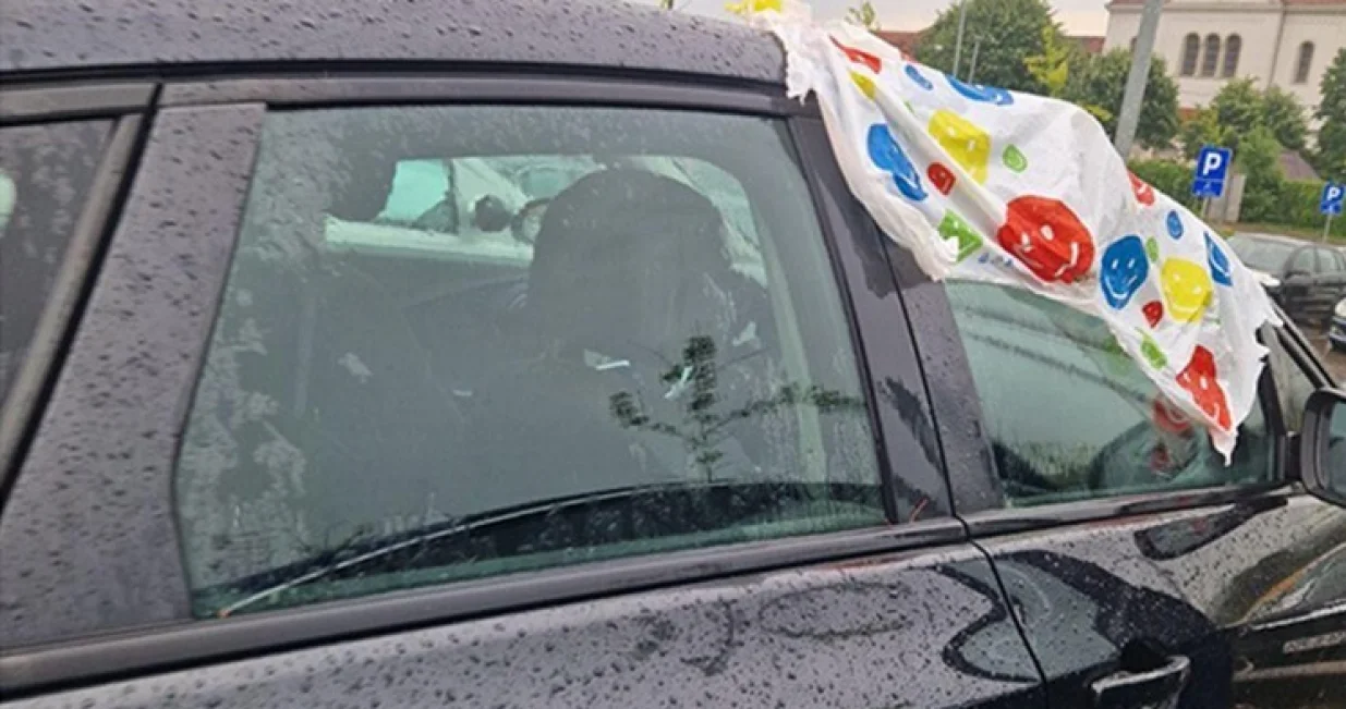 Zaštitila vozilo od kiše/Nezavisne//