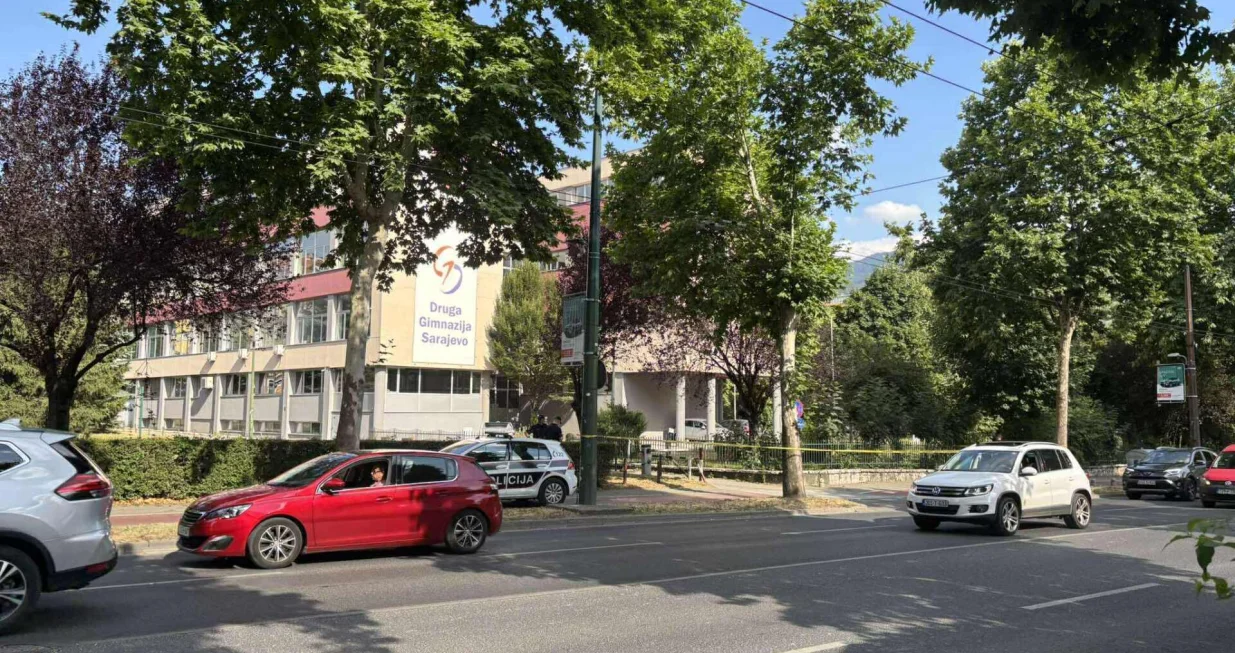 Druga gimnazija Sarajevo, policijska patrola, žuta traka, policija, MUP KS, policijska traka/Nedim Fetahović