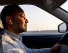Zašto ljudi voze auto sa slušalicama u ušima/News 4 San Antonio