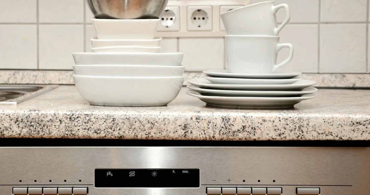 suđe, posuđe, zdjele, šoljice, tacne, mašina za suđe, perilica posuđa, kuhinja/Pixabay