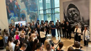 Povodom 30. godišnjice genocida nad Bošnjacima u Srebrenici, sinoć je u sjedištu Ujedinjenih nacija (UN) u New Yorku svečano otvorena izložba "Naslijeđe nade nakon genocida u Srebrenici: Putovanje nove generacije"//