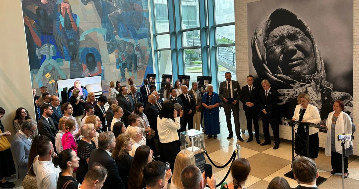 Povodom 30. godišnjice genocida nad Bošnjacima u Srebrenici, sinoć je u sjedištu Ujedinjenih nacija (UN) u New Yorku svečano otvorena izložba "Naslijeđe nade nakon genocida u Srebrenici: Putovanje nove generacije"//