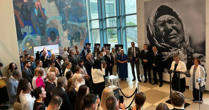 Povodom 30. godišnjice genocida nad Bošnjacima u Srebrenici, sinoć je u sjedištu Ujedinjenih nacija (UN) u New Yorku svečano otvorena izložba "Naslijeđe nade nakon genocida u Srebrenici: Putovanje nove generacije"//