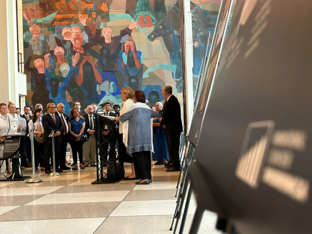 Povodom 30. godišnjice genocida nad Bošnjacima u Srebrenici, sinoć je u sjedištu Ujedinjenih nacija (UN) u New Yorku svečano otvorena izložba "Naslijeđe nade nakon genocida u Srebrenici: Putovanje nove generacije"//