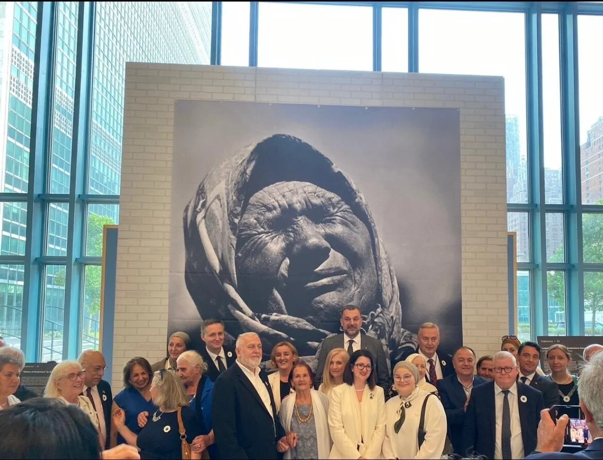Elmedin Konaković, Denis Bećirović, Zlatko Lagumdžija; Povodom 30. godišnjice genocida nad Bošnjacima u Srebrenici, sinoć je u sjedištu Ujedinjenih nacija (UN) u New Yorku svečano otvorena izložba "Naslijeđe nade nakon genocida u Srebrenici: Putovanje nove generacije"//