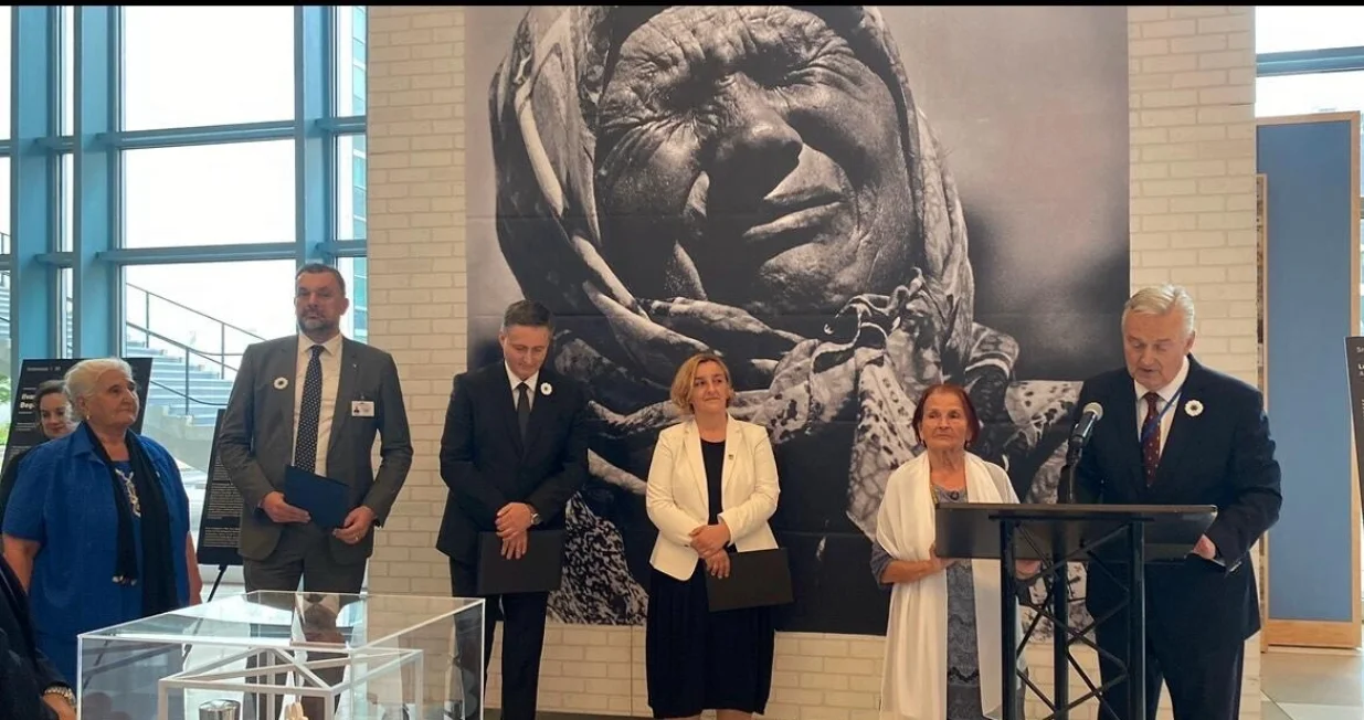 Elmedin Konaković, Denis Bećirović, Zlatko Lagumdžija; Povodom 30. godišnjice genocida nad Bošnjacima u Srebrenici, sinoć je u sjedištu Ujedinjenih nacija (UN) u New Yorku svečano otvorena izložba "Naslijeđe nade nakon genocida u Srebrenici: Putovanje nove generacije"//