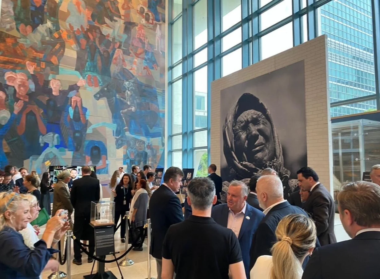 Povodom 30. godišnjice genocida nad Bošnjacima u Srebrenici, sinoć je u sjedištu Ujedinjenih nacija (UN) u New Yorku svečano otvorena izložba "Naslijeđe nade nakon genocida u Srebrenici: Putovanje nove generacije"//