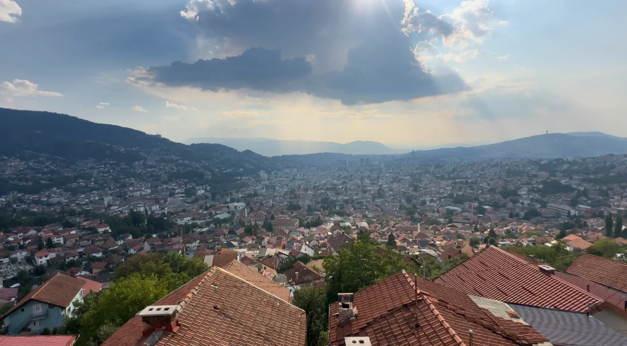 Pogled na Sarajevo sa Crvene tabije/Amir Papić