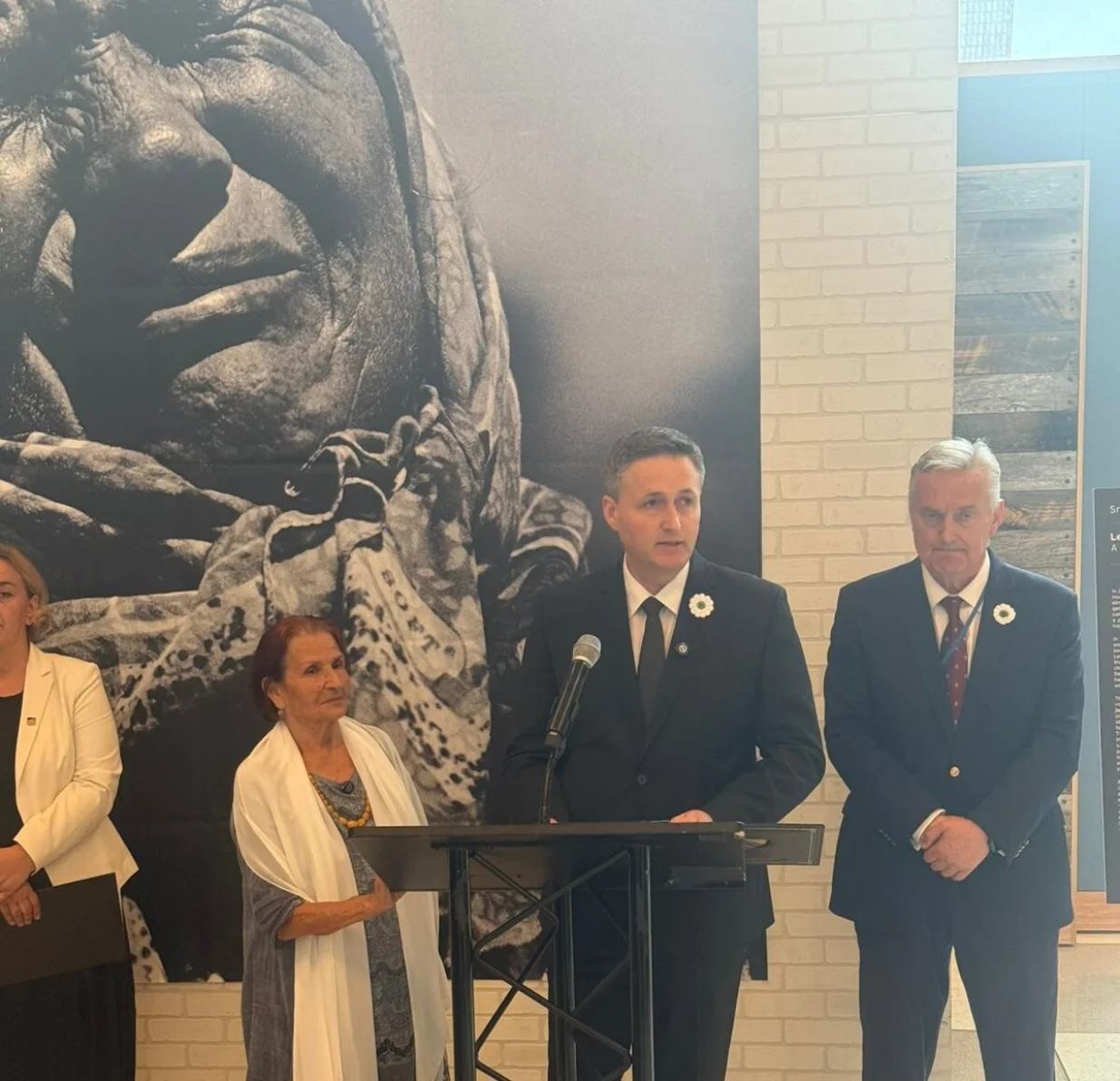 Denis Bećirović, Zlatko Lagumdžija; Povodom 30. godišnjice genocida nad Bošnjacima u Srebrenici, sinoć je u sjedištu Ujedinjenih nacija (UN) u New Yorku svečano otvorena izložba "Naslijeđe nade nakon genocida u Srebrenici: Putovanje nove generacije"//