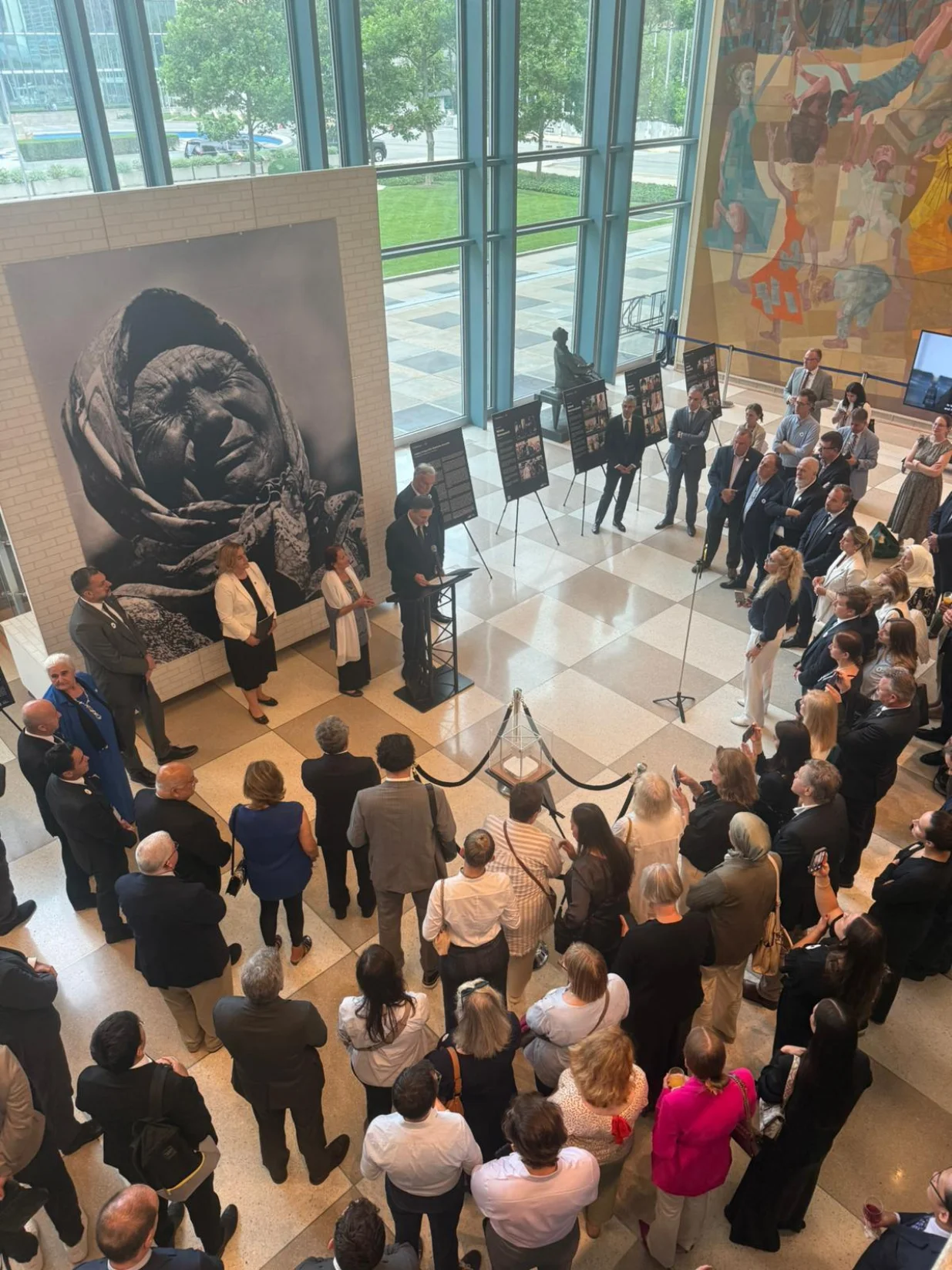 Denis Bećirović, Zlatko Lagumdžija; Povodom 30. godišnjice genocida nad Bošnjacima u Srebrenici, sinoć je u sjedištu Ujedinjenih nacija (UN) u New Yorku svečano otvorena izložba "Naslijeđe nade nakon genocida u Srebrenici: Putovanje nove generacije"//