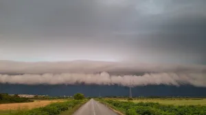 Iznad Nove Gradiške jutros je zabilježen impresivan shelf oblak, poznat po svom dramatičnom i prijetećem izgledu./Neverin