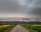 Iznad Nove Gradiške jutros je zabilježen impresivan shelf oblak, poznat po svom dramatičnom i prijetećem izgledu./Neverin