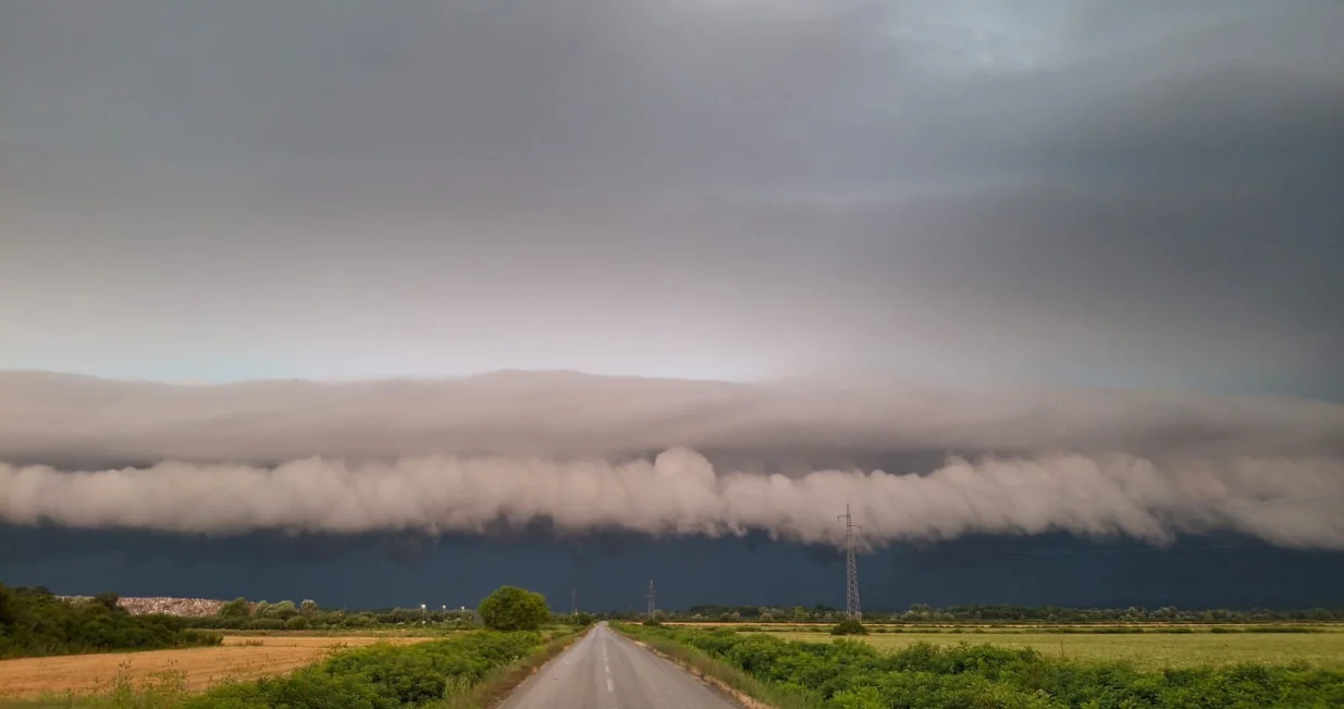 Iznad Nove Gradiške jutros je zabilježen impresivan shelf oblak, poznat po svom dramatičnom i prijetećem izgledu./Neverin