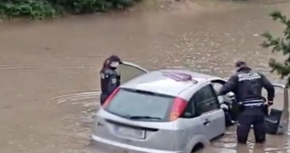 Spašavanje starijeg para iz poplavljenog automobila/N1 Slovenija