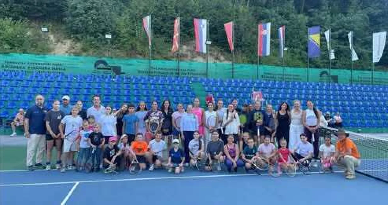 Zajednička fotografija organizatora i učesnica