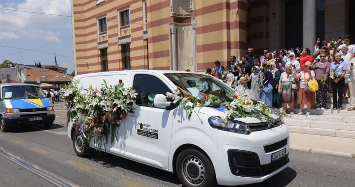 Tabuti s posmrtnim ostacima žrtava genocida u Srebrenici ispraćeni su i ispred Vijećnice./Senad Gubelić