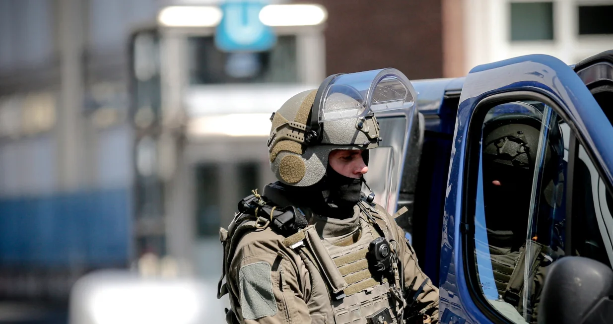 epa08407231 A German Special Operations Command (SEK) officer on duty at the Greek market district in Cologne, Germany, 07 May 2020. According to police, a woman fired several shots with a gas gun in a neurology practice at the Neumarkt in Cologne. The woman was first on the run and was then arrested at home by the Special Operations Command (SEK). EPA/SASCHA STEINBACH/Sascha Steinbach