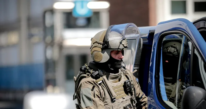 epa08407231 A German Special Operations Command (SEK) officer on duty at the Greek market district in Cologne, Germany, 07 May 2020. According to police, a woman fired several shots with a gas gun in a neurology practice at the Neumarkt in Cologne. The woman was first on the run and was then arrested at home by the Special Operations Command (SEK). EPA/SASCHA STEINBACH/Sascha Steinbach