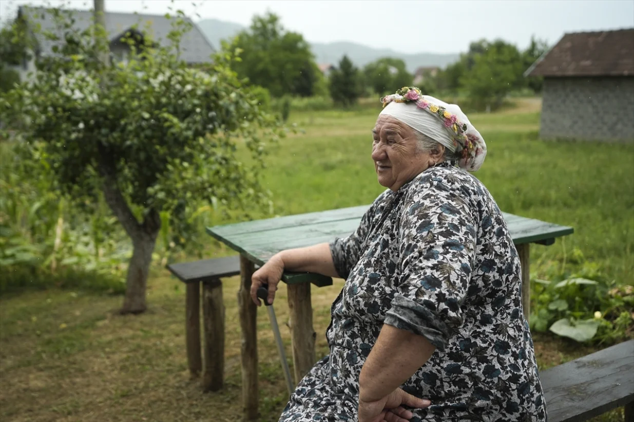 Beguna Salihović iz bratunačkog naselja Biljača i 30 godina nakon genocida u Srebrenici traži posmrtne ostatke sina Džemaila. U trenutku smrti imao je samo 21 godinu. U genocidu joj je ubijen i muž Džemal/Samir Jordamović