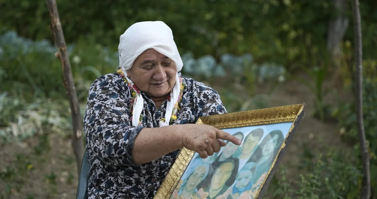 Beguna Salihović iz bratunačkog naselja Biljača i 30 godina nakon genocida u Srebrenici traži posmrtne ostatke sina Džemaila. U trenutku smrti imao je samo 21 godinu. U genocidu joj je ubijen i muž Džemal/Samir Jordamović
