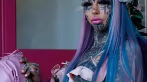 Amber sa tetovažama i modifikacijama/