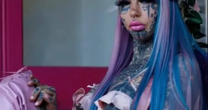 Amber sa tetovažama i modifikacijama/