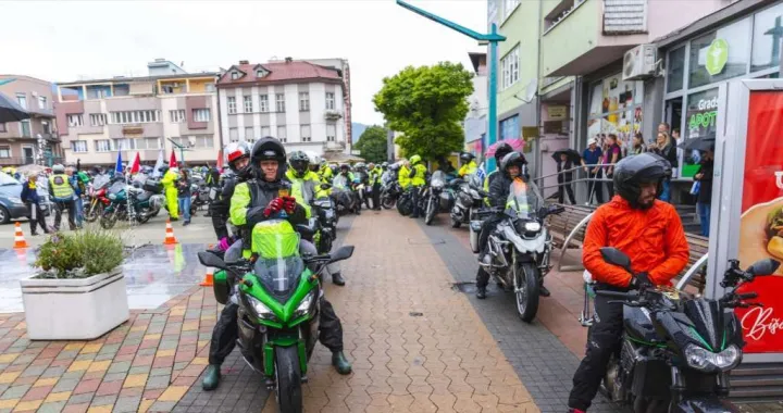 Iz Bihaća je jutros krenuo memorijalni moto maraton "Bihać - Srebrenica", kojim motociklisti odaju počast žrtvama genocida u Srebrenici počinjenog u julu 1995. godine//