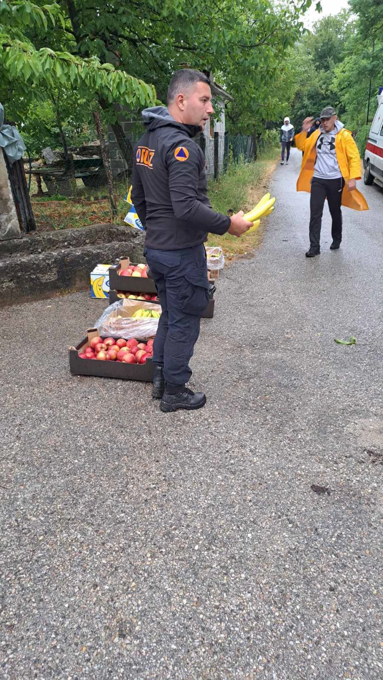 Pripadnici FUCZ dijele hranu, vodu.../Facebook/