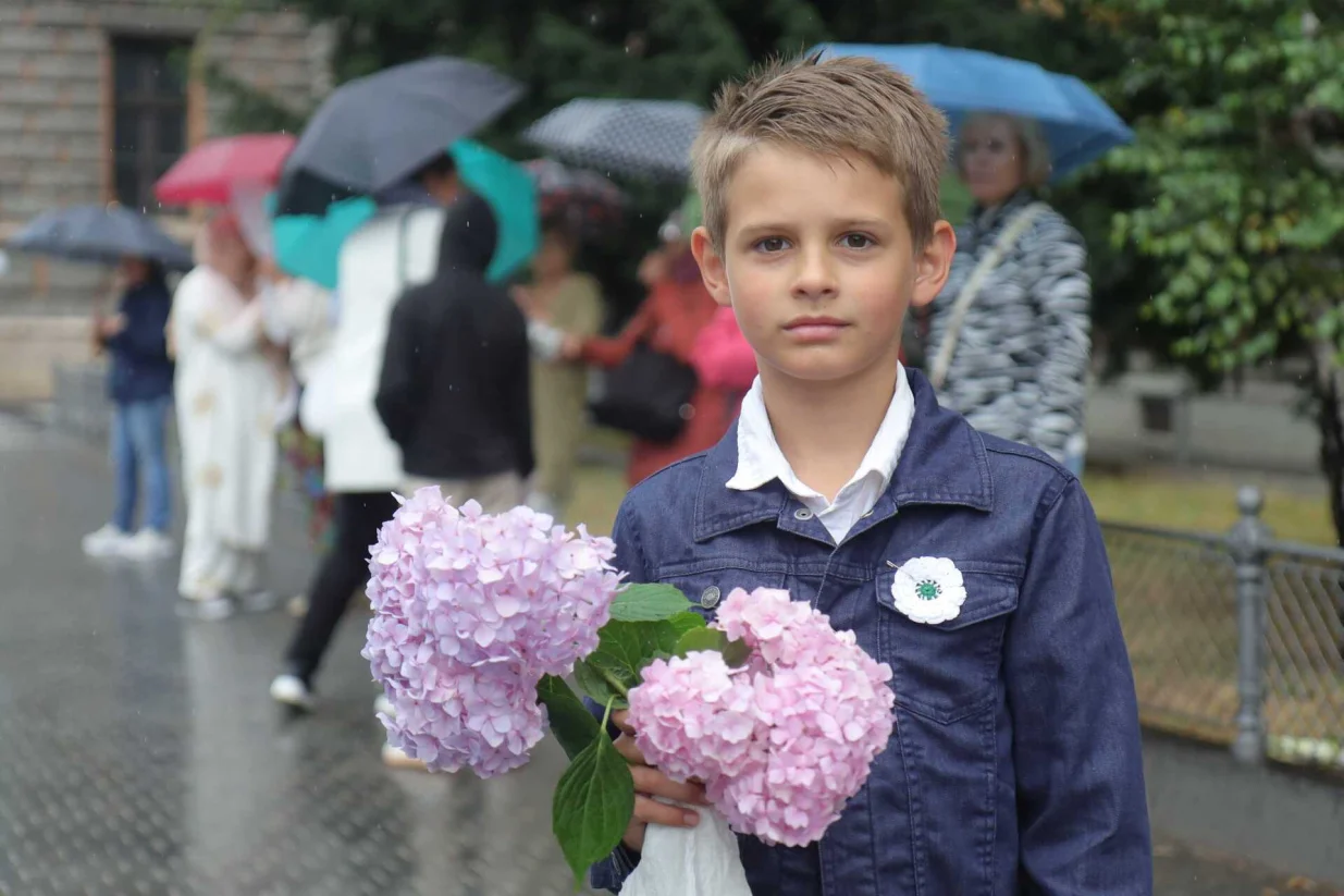 građani sarajeva uoči doska kolone sa posmrtnim ostacima žrtava genocida (3)/Senad Gubelić 