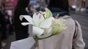 građani sarajeva uoči doska kolone sa posmrtnim ostacima žrtava genocida (3)/Senad Gubelić 